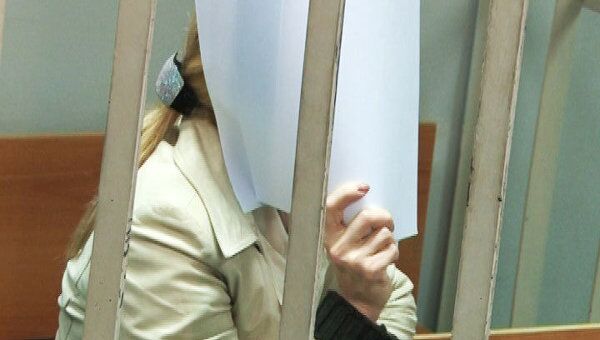 Следователь Дмитриева выслушала решение суда о своем аресте, закрыв лицо