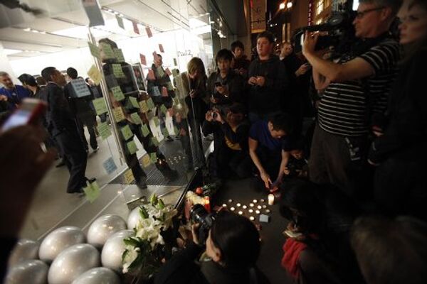 Поклонники скорбят о кончине основателя Apple Стива Джобса возле магазина Apple Store в Сан-Франциско