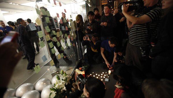 Поклонники скорбят о кончине основателя Apple Стива Джобса возле магазина Apple Store в Сан-Франциско