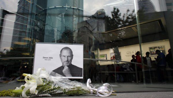 Поклонники скорбят о кончине основателя Apple Стива Джобса возле магазина Apple Store в Шанхае 