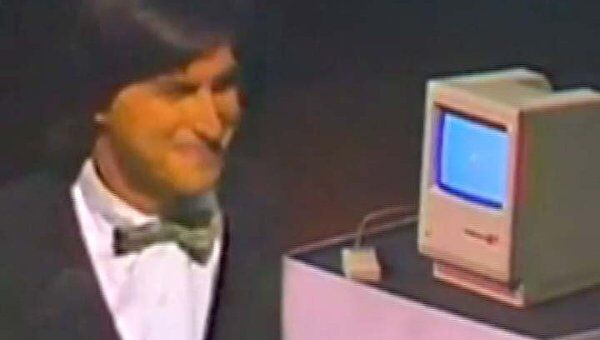 Стив Джобс презентует первый компьютер Macintosh. Видео 1984 года