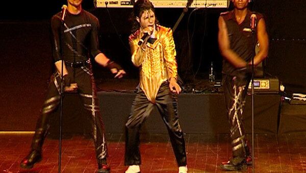 Майкл Джексон ожил перед сотнями фанатов во время шоу в Москве