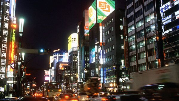 В центре Токио вечером. Архив