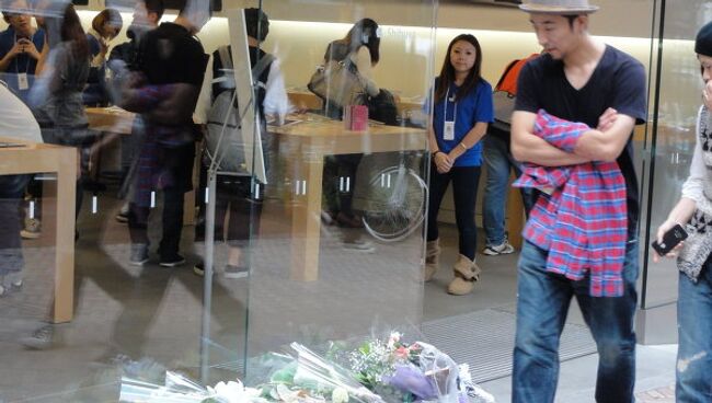 Японцы несут цветы к магазинам Apple, соболезнуя смерти Стива Джобса 