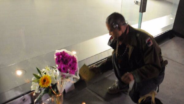 Нью-йоркцы несут цветы и зажигают свечи у магазинов компании Apple