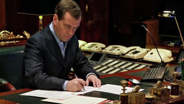 Президент РФ Дмитрий Медведев в рабочем кабинете. Архив
