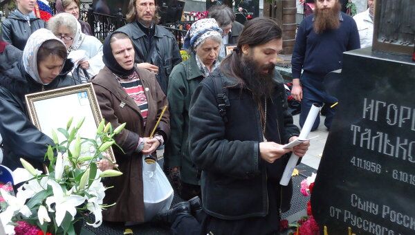 Поминальные свечи и цветы: в Москве вспоминали Игоря Талькова