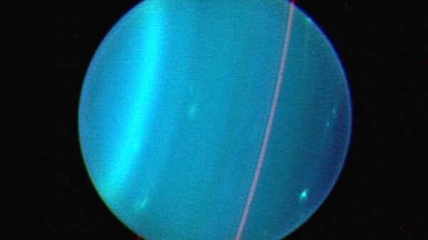 Планета Уран и ее кольца, видные в инфракрасном спектре 