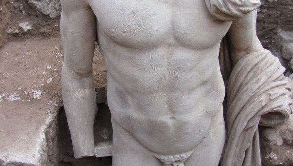 Мраморная статуя, обнаруженная в греческом Эпидавре