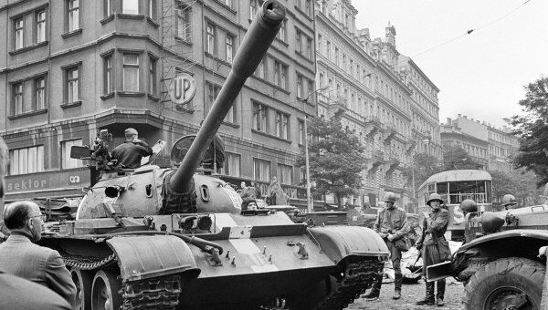 Советские танки на улицах Праги. События в Праге в 1968 году.