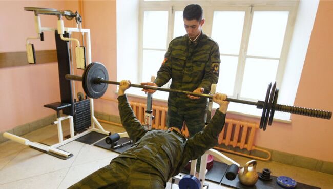 Военнослужащие в тренажерном зале