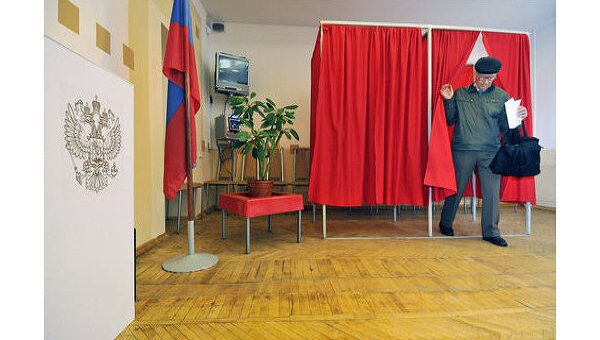 Голосование на избирательном участке. Архив.