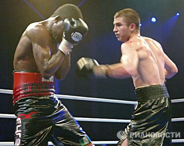 Российский боксер З.Байсангуров одержал победу в поединке с американцем Э. Альбертом