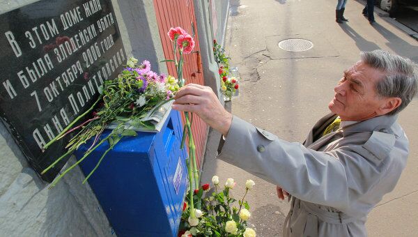 Цветы у подъезда дома, в котором жила журналистка Анна Политковская.