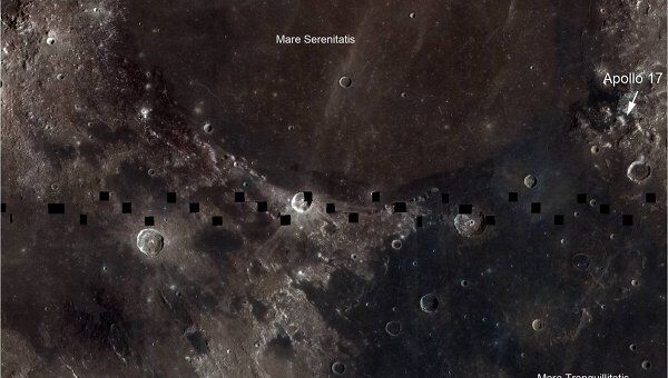 Участок лунной поверхности, снятый с борта зонда LRO, районы, богатые титаном, окрашены в голубоватый цвет