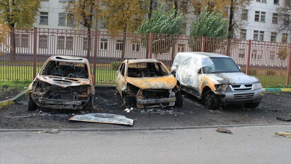 Три автомобиля сгорели на юге Москвы. Во дворе дома № 4 кор.