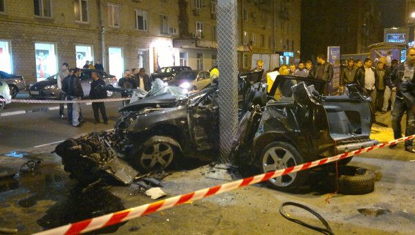 Иномарка врезалась в столб на юге Москвы, водитель и пассажир погибли