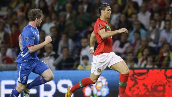 Игровой момент матча Португалия - Исландия