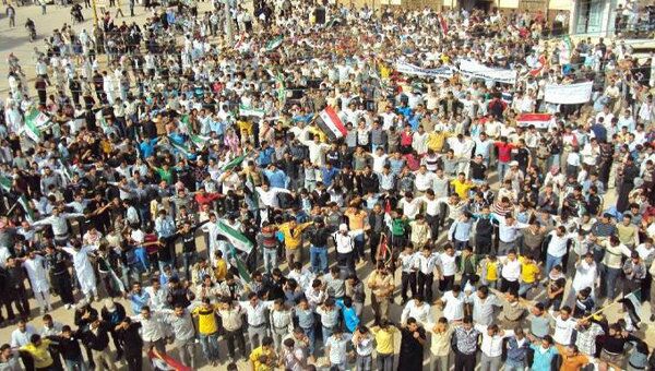 Демонстранты протестуют против президента Сирии Башара аль-Асада в Хомсе