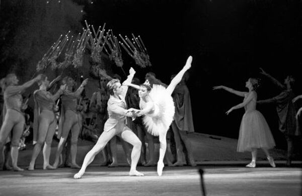 Сцена из балета П.И.Чайковского Щелкунчик. Солисты - Н.Сорокина и Ю.Владимиров