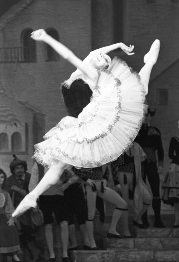 Артистка Нина Сорокина в сцене из балета Дон Кихот