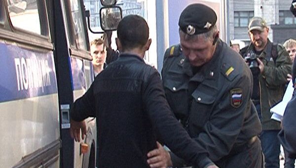 Полиция изъяла у задержанных на Манежной площади файеры и арматуру 