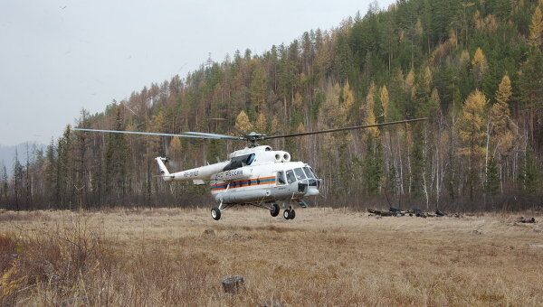 Вертолет Ми-8 МЧС РФ на тушении лесных пожаров в Петровск-Забайкальском районе Забайкальского края, 7 октября 2011 года