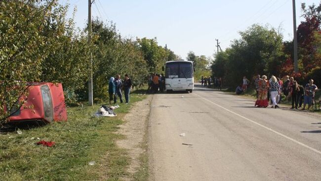 Автомобиль врезался в толпу людей на свадьбе на Кубани