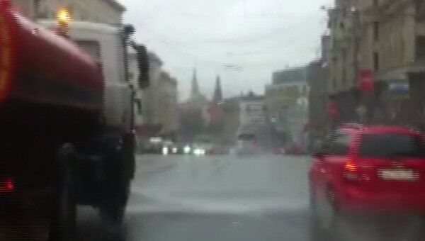 Поливальные машины работают на московских улицах во время дождя