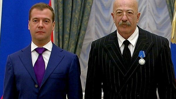Медведев вручил орден Розенбауму под Вальс-бостон