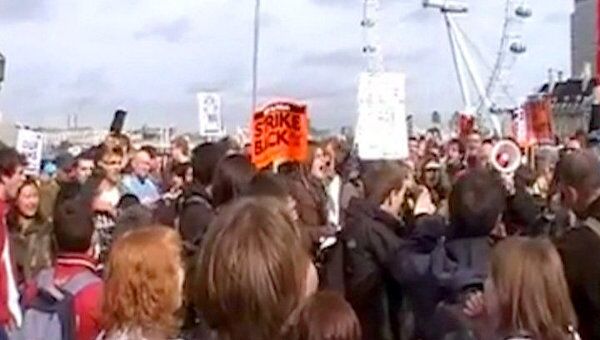 Митингующие в масках оккупировали лондонский мост