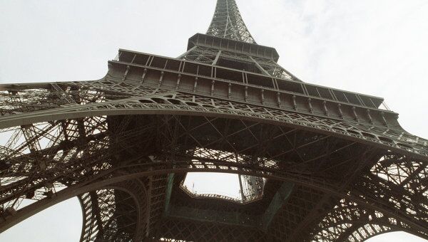 Эйфелева башня в Париже. Архив