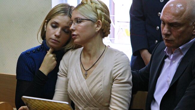 Юлия Тимошенко (в центре) с дочерью Евгенией (слева) и супругом и защитником в суде Александром Тимошенко (справа). Архив