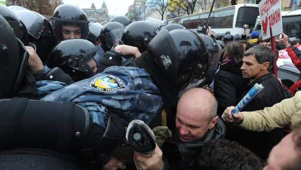 Сотрудники спецподразделения МВД Украины Беркут держат оцепление на Крещатике, где проходит митинг в поддержку экс-премьера Украины Юлии Тимошенко