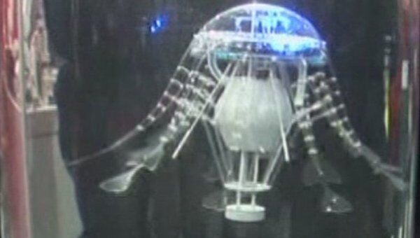 Робот-хобот и электронная медуза поразили зрителей выставки в Лондоне