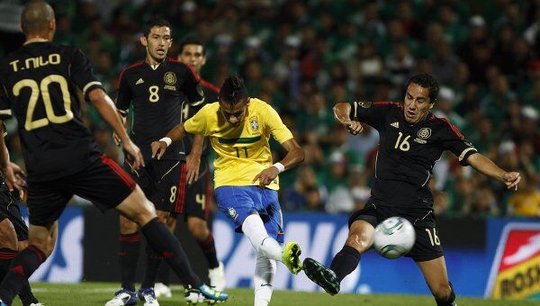 Игровой момент матча Мексика - Бразилия