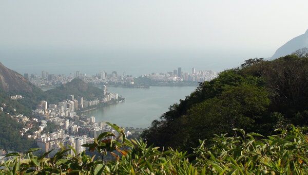Вид на Рио-де-Жанейро при подъеме к статуе Христа в Бразилии. Архивное фото