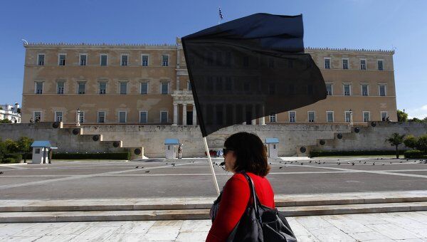 Госслужащий министерства труда на забастовке в Афинах