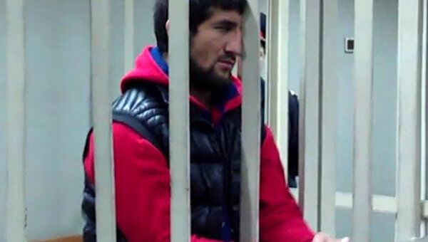Мирзаев молча и сосредоточенно слушал решение судьи о своем аресте