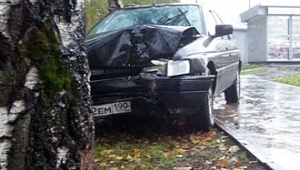 Автомобиль сбил двух пешеходов и врезался в дерево на юге Москвы