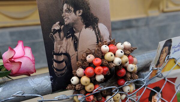 Портреты Майкла Джексона у посольства США