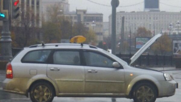 Chevrolet Lacetti врезался в Mercedes в центре Москвы