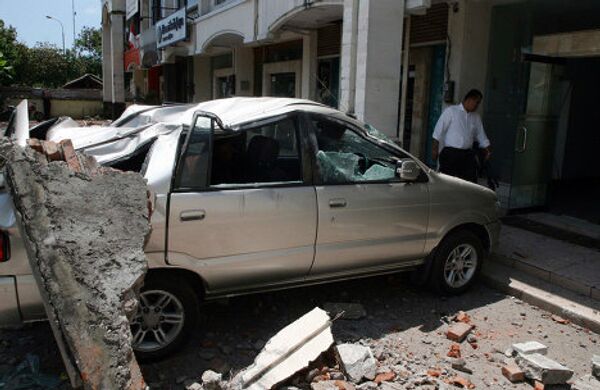 Последствия землетрясения в городе Кута на острове Бали в Индонезии 