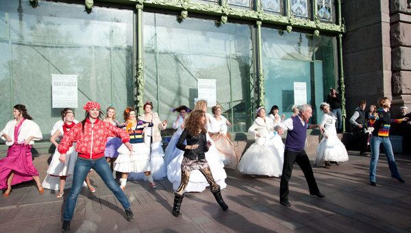 Двухлетие Школы невест в Петербурге флэшмоб