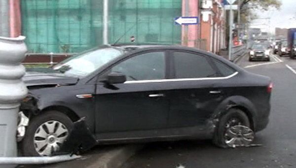Автомобиль Ford влетел в фонарный столб на севере Москвы