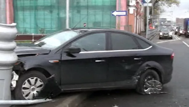 Автомобиль Ford влетел в фонарный столб на севере Москвы
