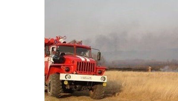 Пожарные перекрыли трассу в Амурской области из-за сильного задымления от горения пала
