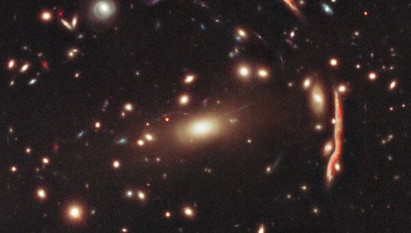 Телескоп Хаббл увидел галактики, искривленные темной материей