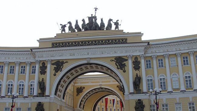 Арка Главного штаба на Дворцовой площади в Санкт-Петербурге