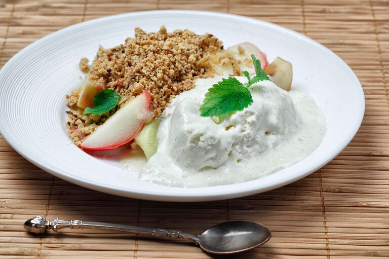 Крамбл с осенними яблоками, портвейном и ванильным мороженым Крамбл с осенними яблоками, портвейном и ванильным мороженым